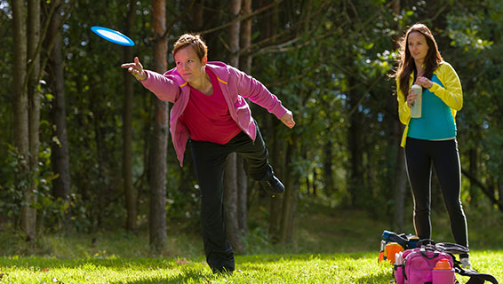 woman throwing flying disc