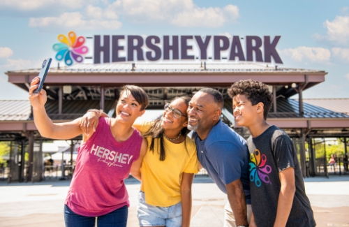family in front of Hersheypark front gate